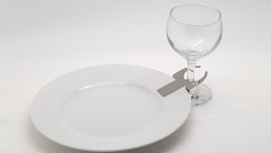 clip assiette +verre sur la table